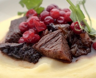 Tryckkokt oxkind med potatispuré och rårörda lingon