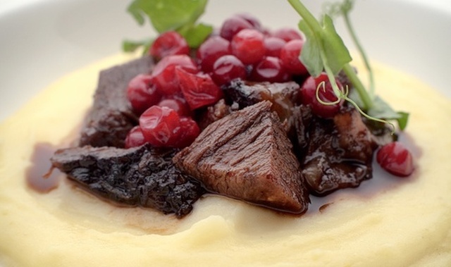 Tryckkokt oxkind med potatispuré och rårörda lingon