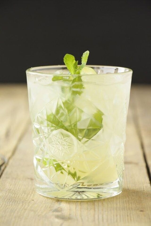 Mojito mal anders & mit Häppchen! Bei dieser ginbasierten Version des klassischen Mojito tausche ich Rum gegen Tanqueray London Dry Gin… | Mojito, Fingerfood, Minze