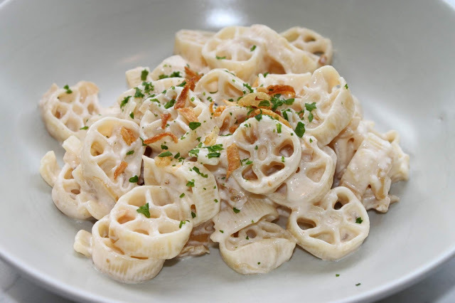 Pasta med yoghurt och lök