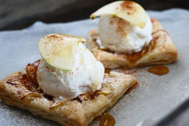 Enkel äppeltarte med kanel, glass 