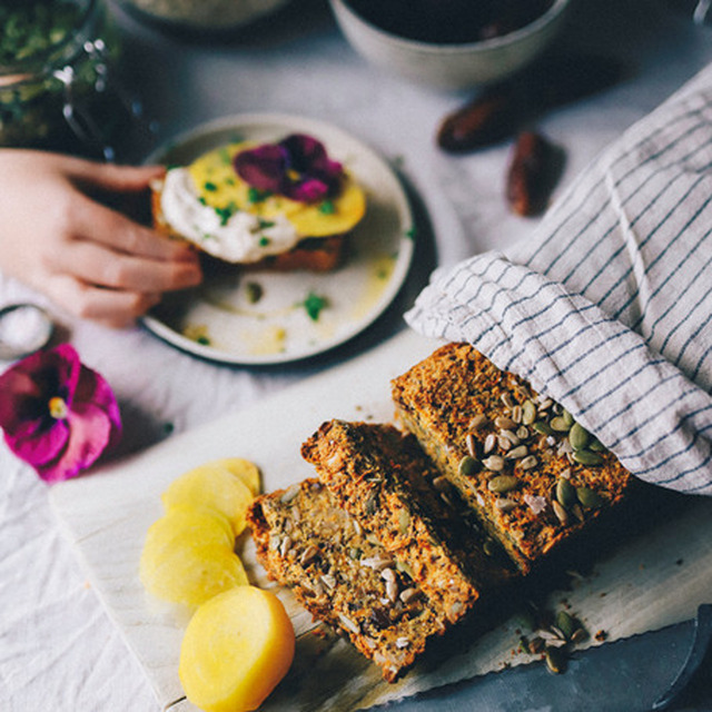 Frö & morotsbröd med dadlar