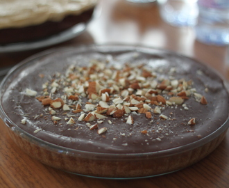 Mandelkaka med mjölkchokladganache, hackad mandel och havssalt