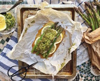 Torskrygg med pistagepesto i paket med potatis, citron och sparris