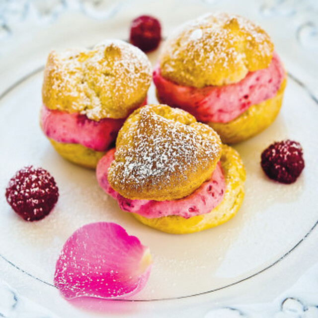 Ljuvligt rosa petit chou-tårta