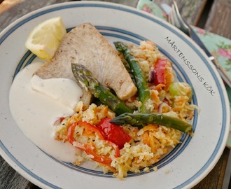 Citrusmarinerad färsk tonfisk med en fräsch blomkålsröra