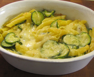 Pastagratäng med zucchini och mozzarella