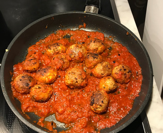 Tofubullar i tomatsås med pasta
