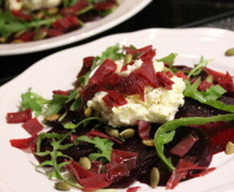 Rödbetscarpaccio med bresaola och fetaostkräm – en höstlig förrätt.