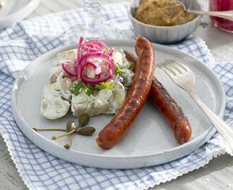 Grillad korv med krämig potatissallad och picklad rödlök