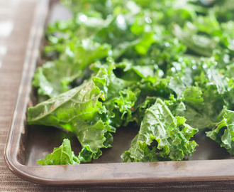 Grönkålschips – så enkelt gör du detta nyttiga snacks (mycket godare än chips!)