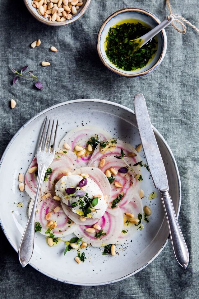 ATT SÄTTA GULDKANT PÅ VARDAGEN - RÖDBETSCARPACCIO MED POLKABETA, GETOSTKRÄM, ROSTADE PINJENÖTTER & ÖRTOLJA