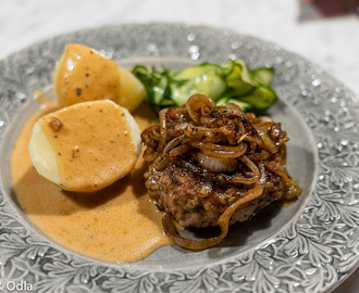 Pannbiff med brunsås, stekt lök och inlagd gurka