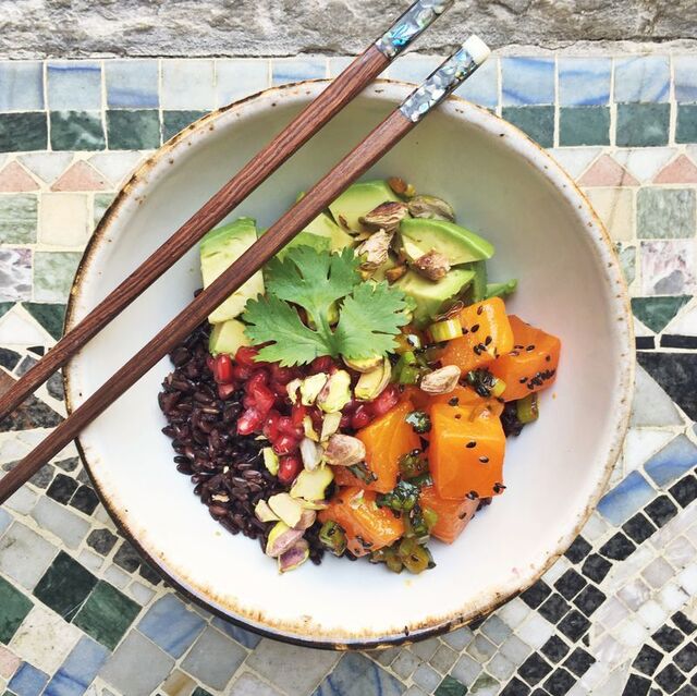 Poke bowl med saffranslax, svart ris, avokado och granatäpple