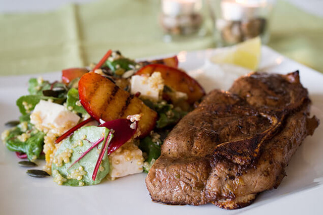 Limemarinerad bogbladskotlett med grillad nektarinsallad och örtfraiche