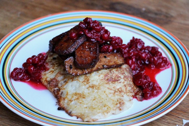 Veganska raggmunkar med fejkon och rårörda lingon