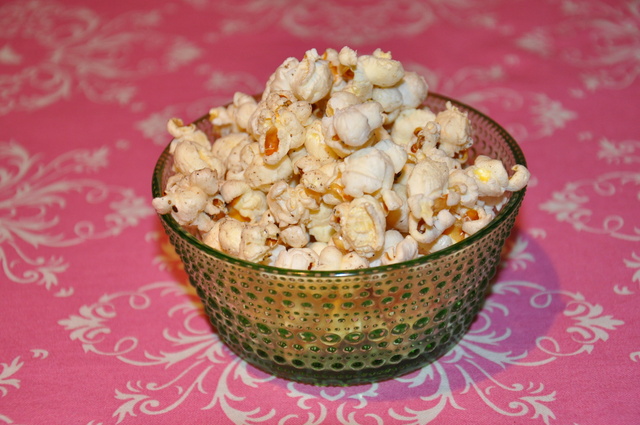 Popcorn poppas i kastrull