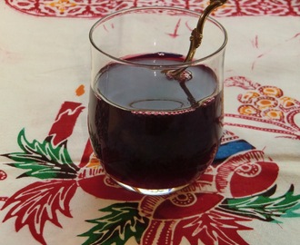 God alkoholfri glögg med tranbärsdricka, druvjuice och juliga kryddor