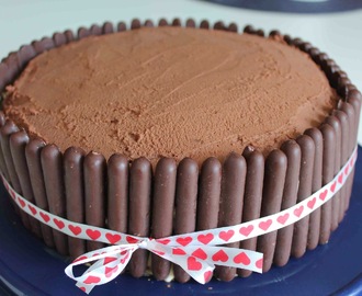 Chokladtårta med hallonmousse och kolagrädde