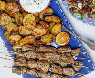 Souvlaki med grekisk potatis och tzatziki