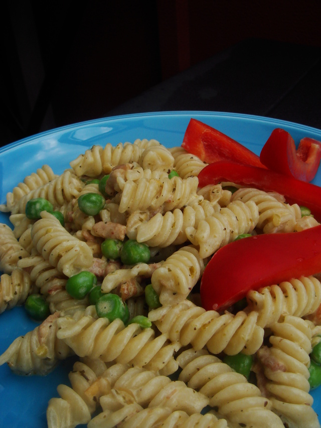 Pasta med skinksås och basilika