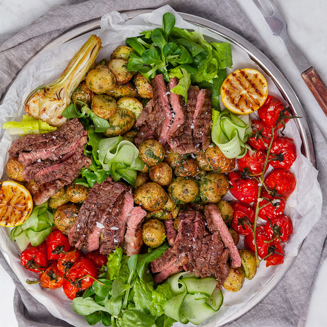 Biffsallad med chimichurridressad potatis