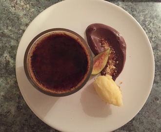 Mjölkchoklad crème brûlée med gräddfils/chokladkräm, valnötskrisp & apelsinsorbet