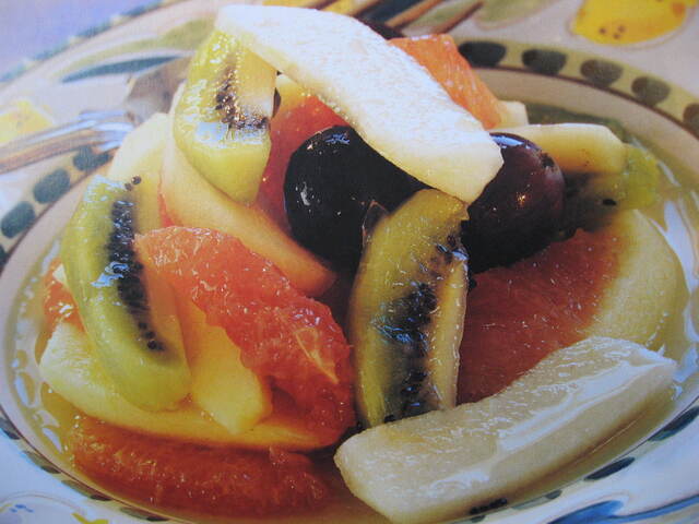 Fruktsallad med varm körsbärssås