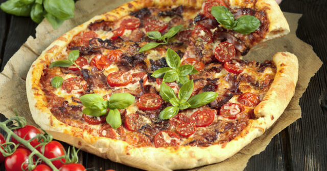 Festlig pizza med bacon och tomat