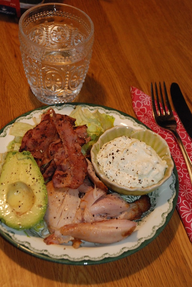 Kycklingsallad med bacon, avokado och fetaostkräm