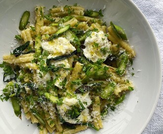 Pasta med ramslök, sparris och buffelmozzarella - Matrecept.se