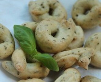 Vår mat- och vinresa till Italien. Vingårdarna. Italienskt snacks – taralli med basilika.