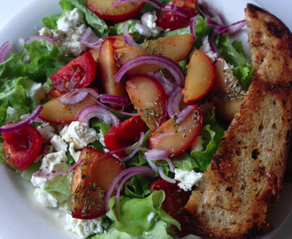 Sallad med rosmarin / honungsrostad plommon och tomat