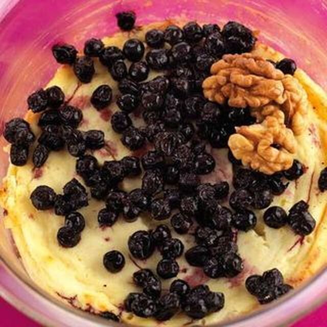 Yoghurtkaka med blåbär och valnötter