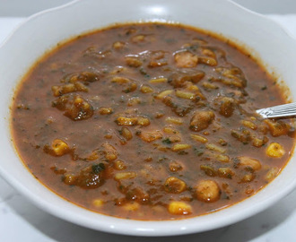 Het soppa med kikärtor, ris, spenat och majs