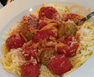 Vegetariska mandelbullar med sås på färska tomater - bra både till mingel och middag