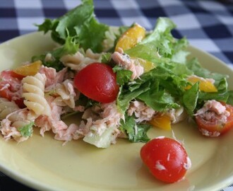 Laxsallad och fruktsallad efter allt det söta