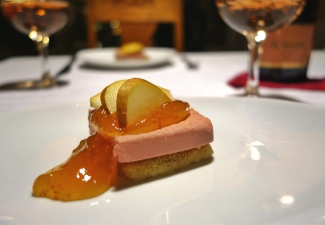 Anklevermousse på toast med fikonmarmelad och päron