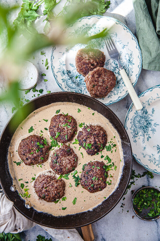 Köttfärsbiffar med färskostsås