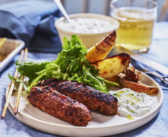 Lammfärsbiffar med tomatsås och tzatziki