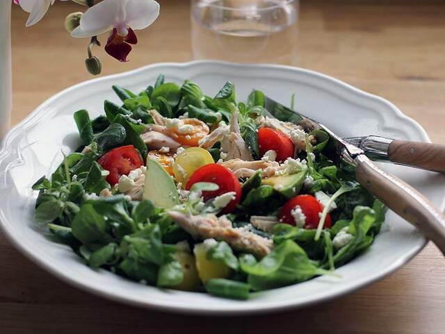 Kycklingsallad med fetaost och avokado