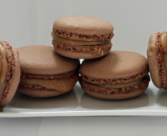 Chokladmacarons med saltkolafyllning.