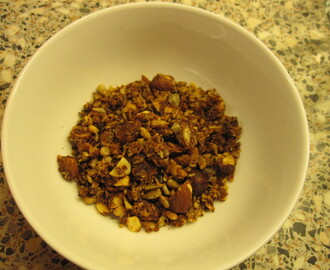 Knaprig müsli granola med kokos och nötter, glutenfri