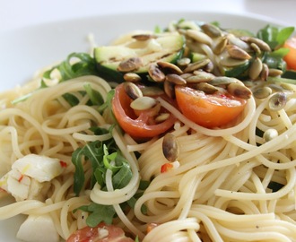 Citronpasta med squash, tomater och pumpakärnor