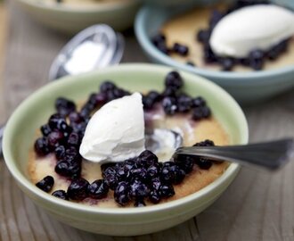 Mandelkaka med rårörda blåbär och vaniljmascarpone