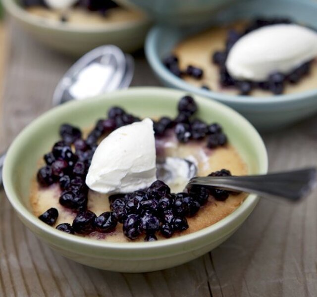 Mandelkaka med rårörda blåbär och vaniljmascarpone