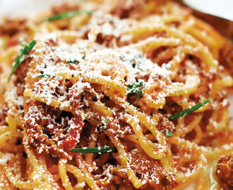 Spaghetti med lammbolognese och riven getost