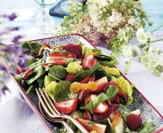 Sommarsallad med bär och rostade mandlar