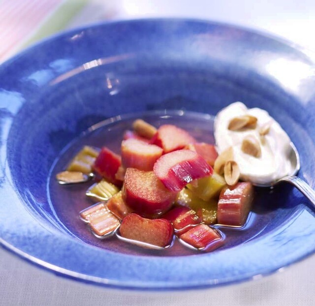 Rabarber & fläderbloms soppa med mandelgrädde