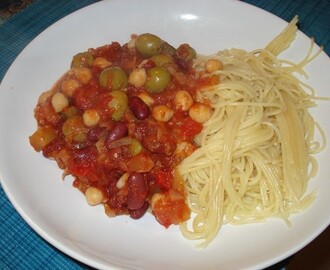 Vegetarisk spaghetti bolognese med oliver
